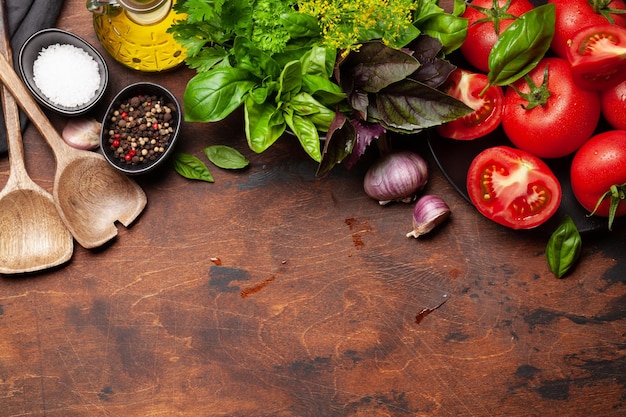 Ingrediente colorate pe masă